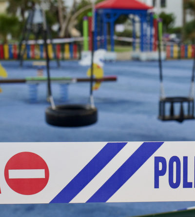 Spielplatz, der durch ein Polizei-Absperrband geschlossen ist.