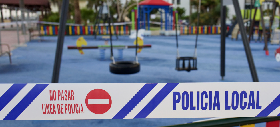 Spielplatz, der durch ein Polizei-Absperrband geschlossen ist.