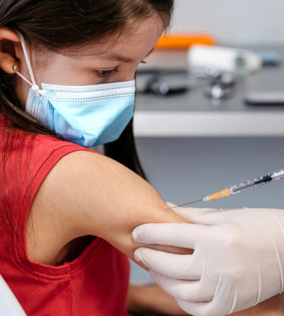 Kind bekommt Impfung