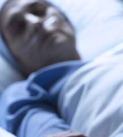 Person liegt in einem Krankenbett