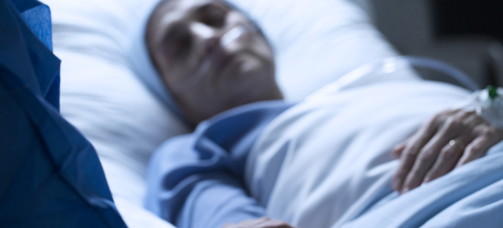 Person liegt in einem Krankenbett