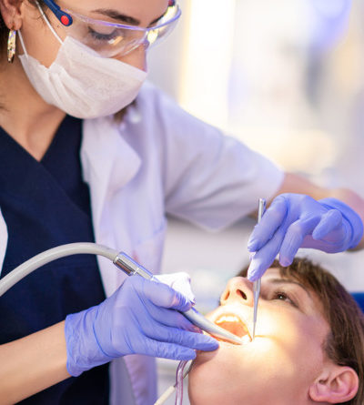 Patientin wird von Zahnärztin behandelt.