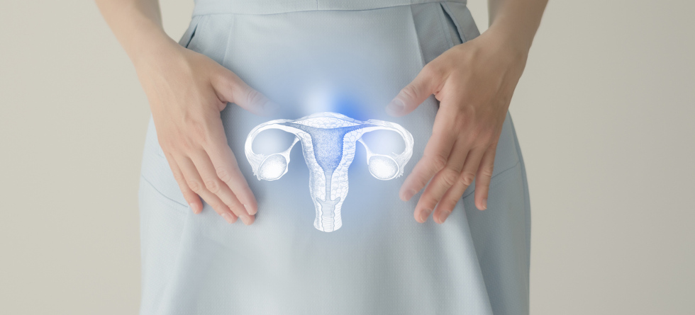 Unerkennbare Patientin in blauer Kleidung hält handgezeichneten Uterus in den Händen.