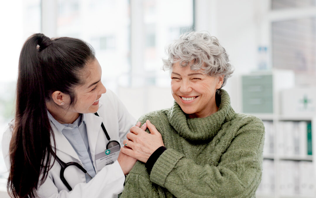 Ärztin mit lächelnder Patientin