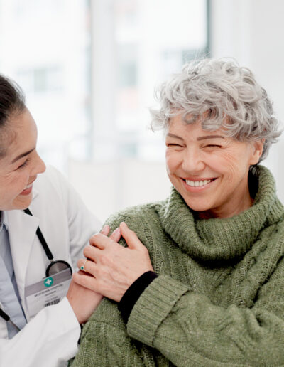 Ärztin mit lächelnder Patientin