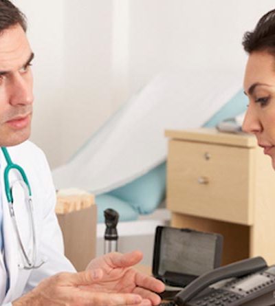 Ein Arzt im Gespräch mit einer Patientin