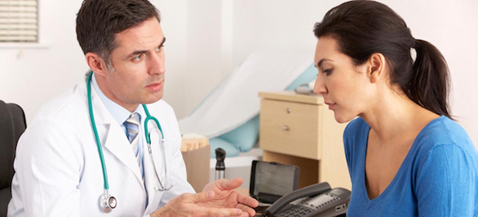 Ein Arzt im Gespräch mit einer Patientin