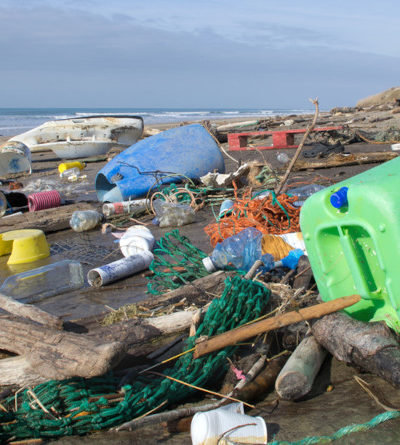 Große Mengen Müll an einem Strand