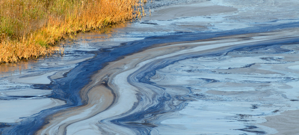 Ölpest in einem Gewässer