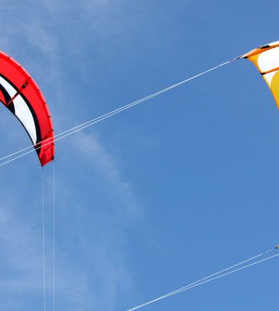 Zwei Kites (Winddrachen) am Himmel