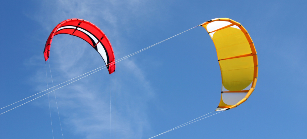 Zwei Kites (Winddrachen) am Himmel