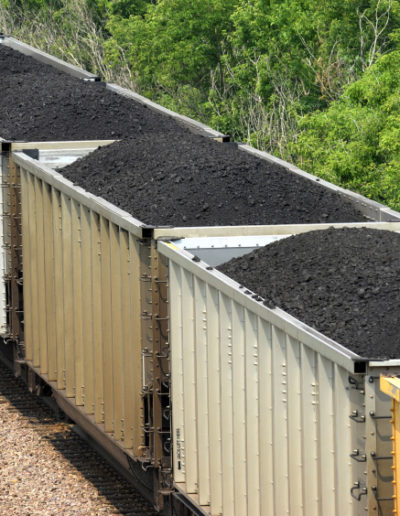 Mehrere mit Kohle beladene Güterzüge