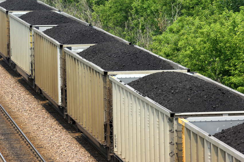 Mehrere mit Kohle beladene Güterzüge