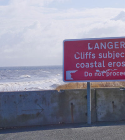 Hinweis-Schild: "DANGER Cliffs subject to coastal erosion Do not proceed"