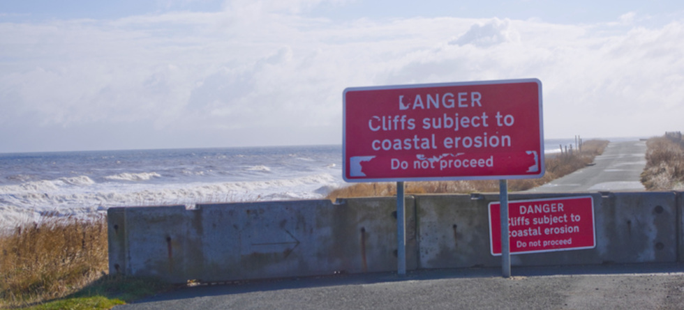 Hinweis-Schild: "DANGER Cliffs subject to coastal erosion Do not proceed"