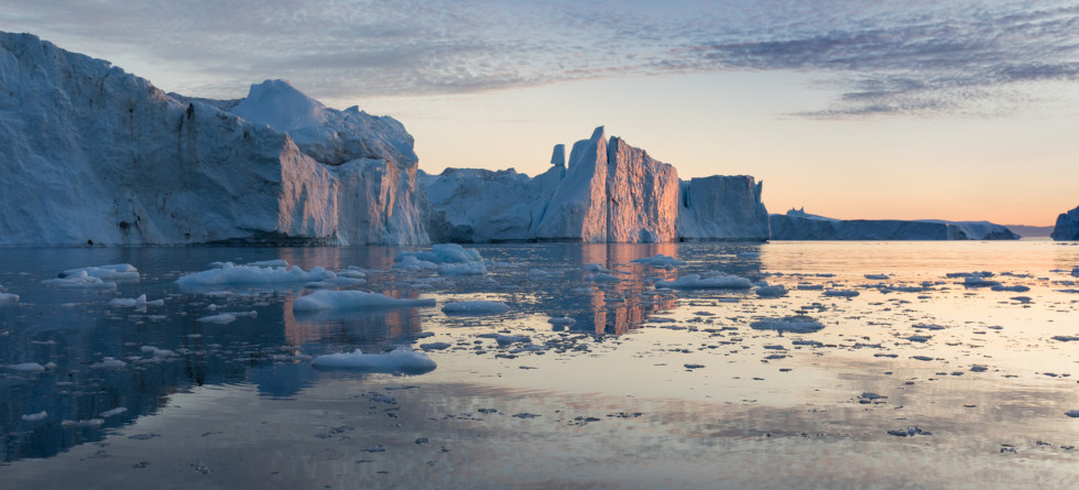 Eisberg bei Sonnenuntergang in Grönland