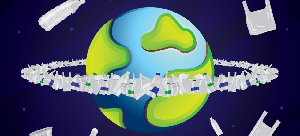 Plastikmüll fliegt um eine Weltkugel herum. (Grafik)