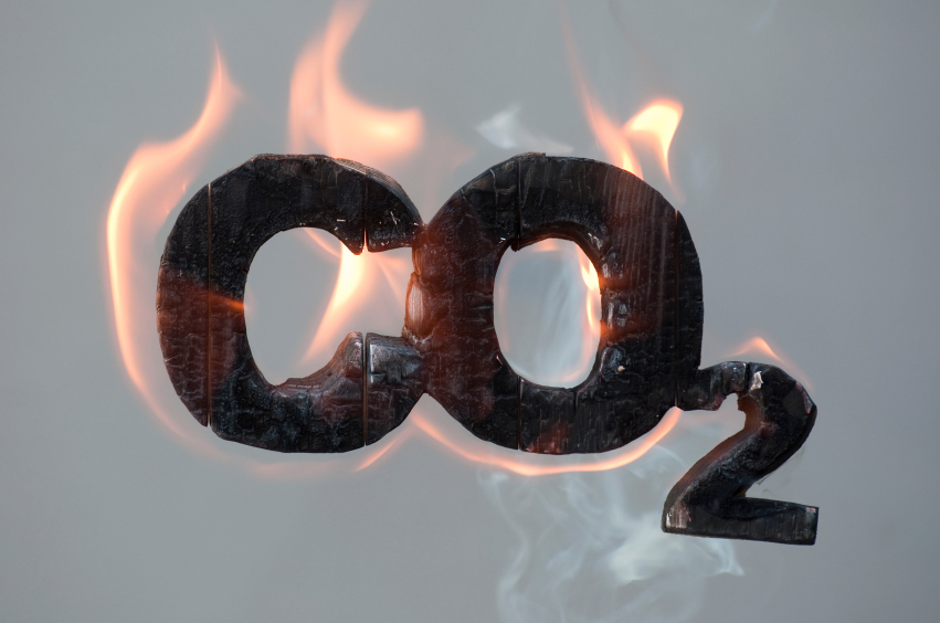 Die Buchstaben "CO2" stehen in Flammen