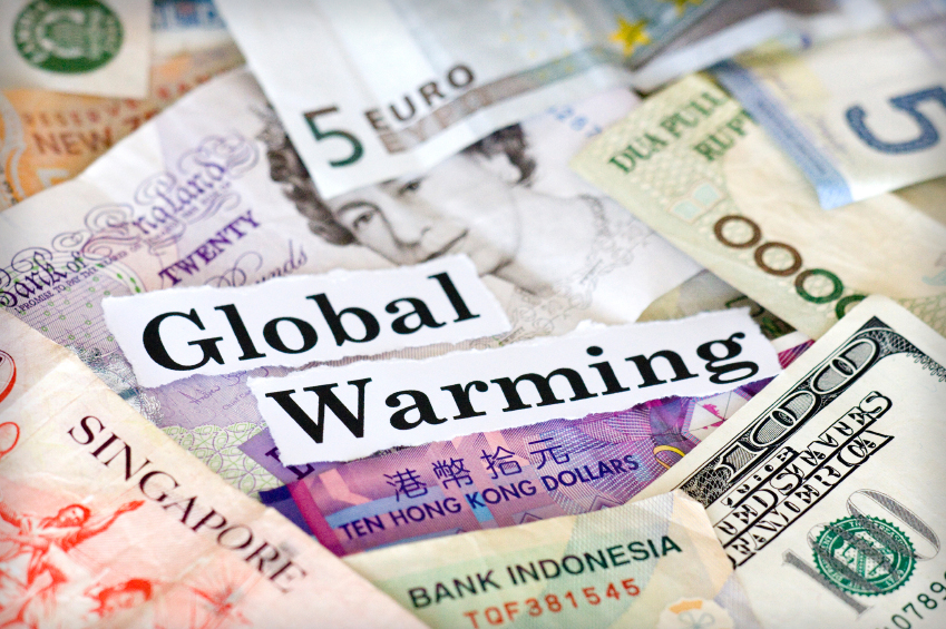Geldscheine und Magazine mit der Schlagzeile "Global Warming" stapeln sich